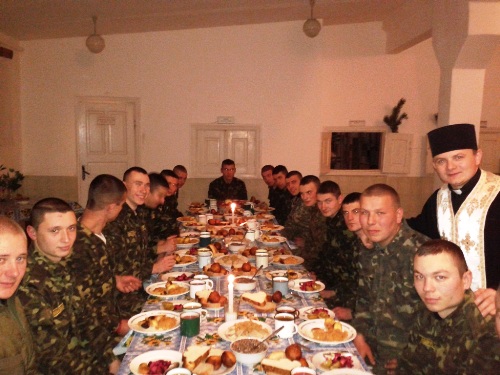 У навечір’я Різдва Христового капелани розділили спільну вечерю разом із військовими.(ФОТО)